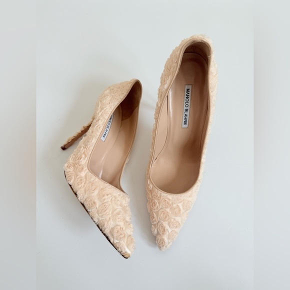 Manolo Blahnik Beige Floral Embellished Lace Pointed Toe Pumps EU 41 - Picture 1 of 10